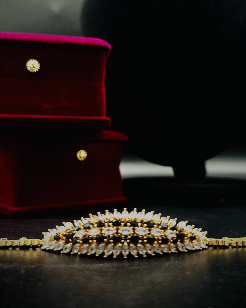 Mehr | Pearl Grace on a Golden Elegance Chain - Image 3